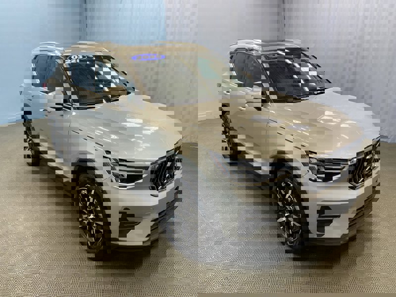 Certified 2025 Volvo XC40 B5 Core image 1
