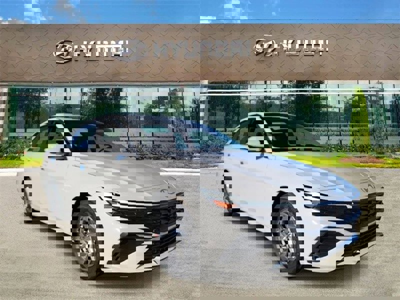 Certified 2025 Hyundai Elantra SE image 1