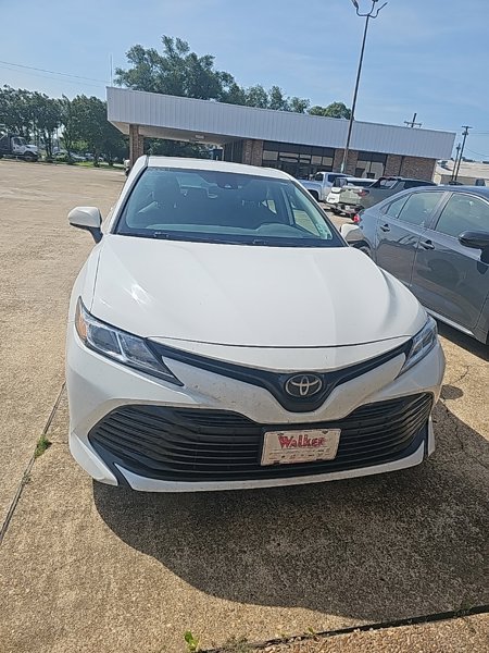 Used 2020 Toyota Camry LE image 1