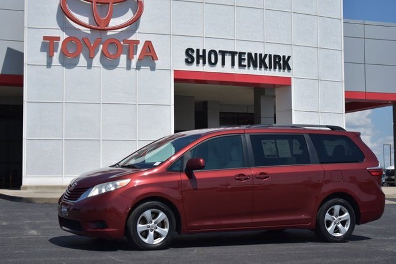 Used 2016 Toyota Sienna LE image 1