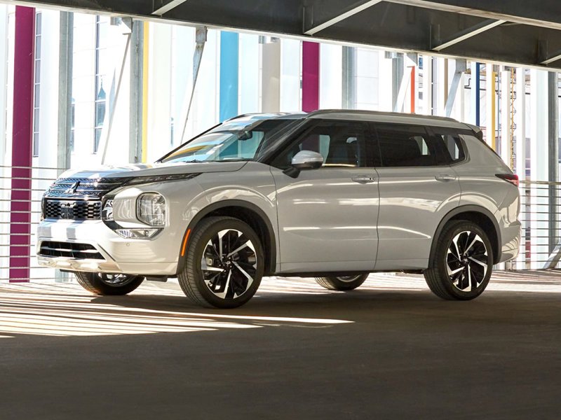 Used 2024 Mitsubishi Outlander SE image 1