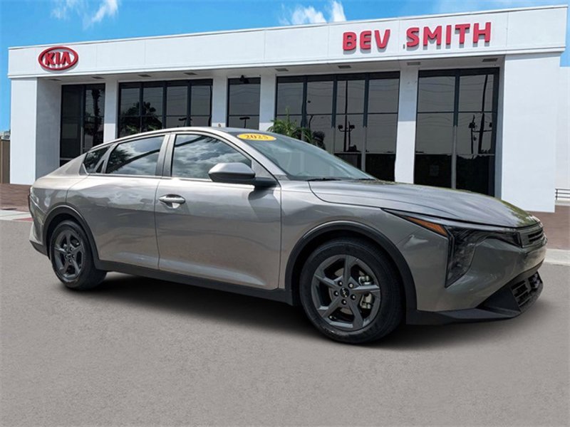 Certified 2025 Kia K4 LXS image 1