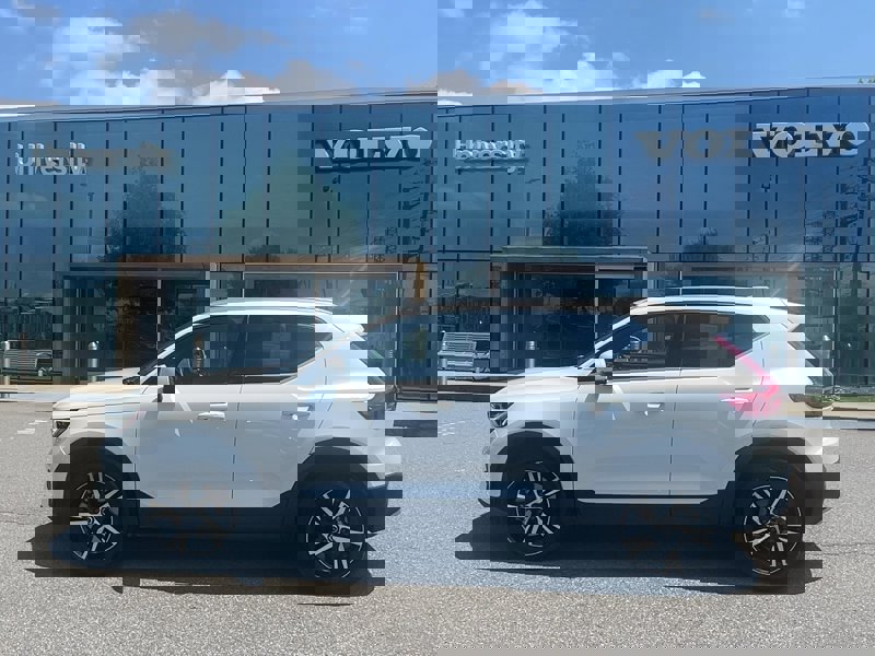 Certified 2025 Volvo XC40 B5 Core image 1